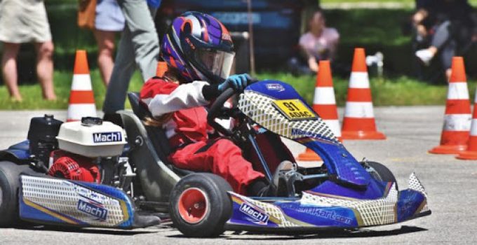 Pratique du karting : équipement indispensable et précautions