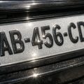 découvrez pourquoi certains conducteurs utilisent de la laque sur leurs plaques d'immatriculation, ses effets, et les risques associés à cette pratique.