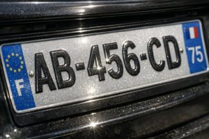 découvrez pourquoi certains conducteurs utilisent de la laque sur leurs plaques d'immatriculation, ses effets, et les risques associés à cette pratique.